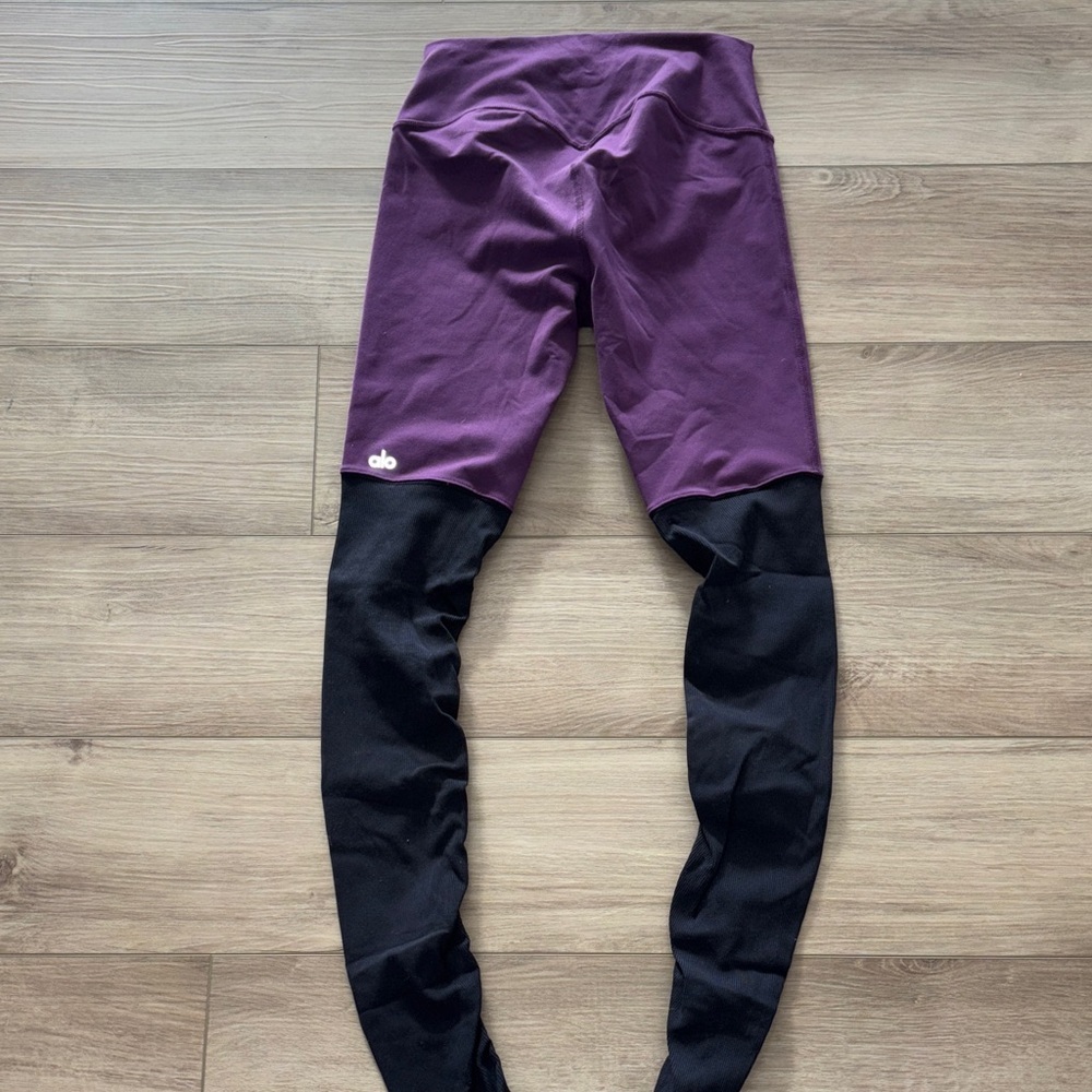 Alo Yoga Airbrush High-Waist Highlight Goddess Leggings in the Dark Plum & Black - Picture 2 of 7
